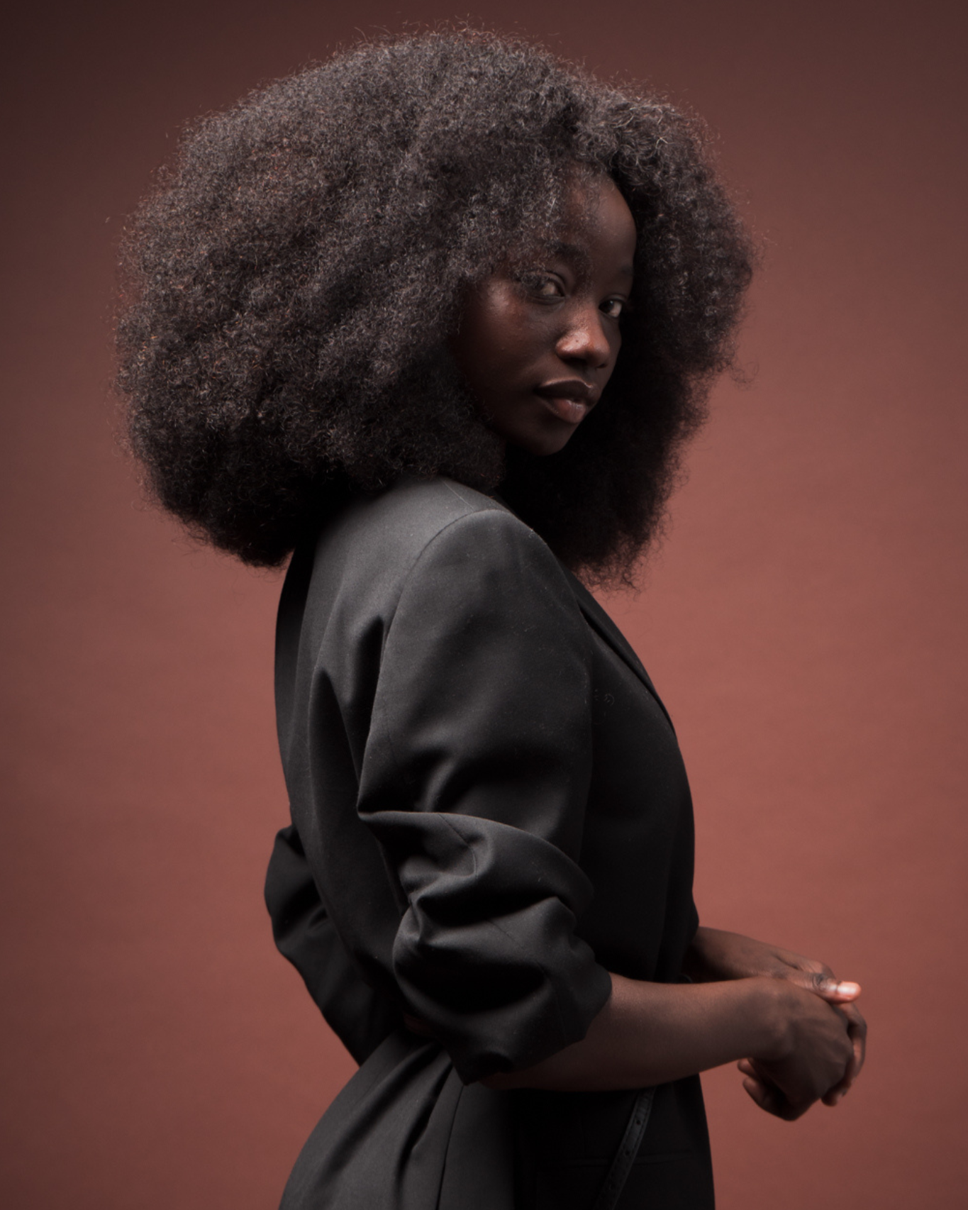 Miracana Perruque Premium Rocky Afro Wave Noire Mystérieux