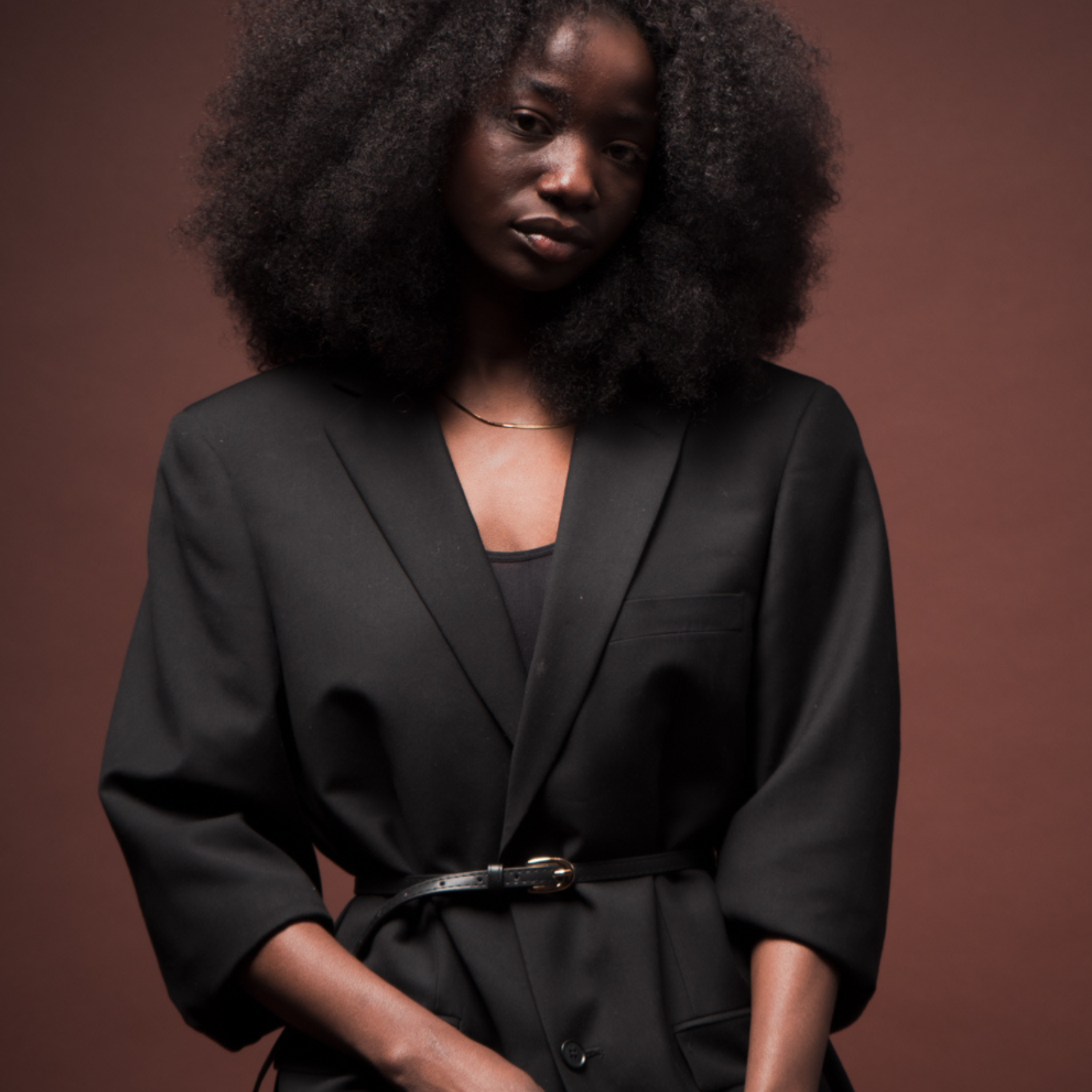 Miracana Perruque Premium Rocky Afro Wave Noire Mystérieux