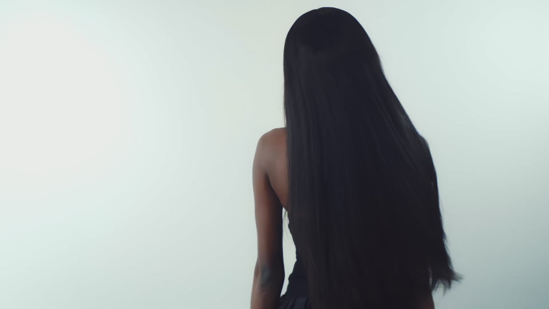 Miracana Double Drawn Perruque Lisse Noire Mystérieuse