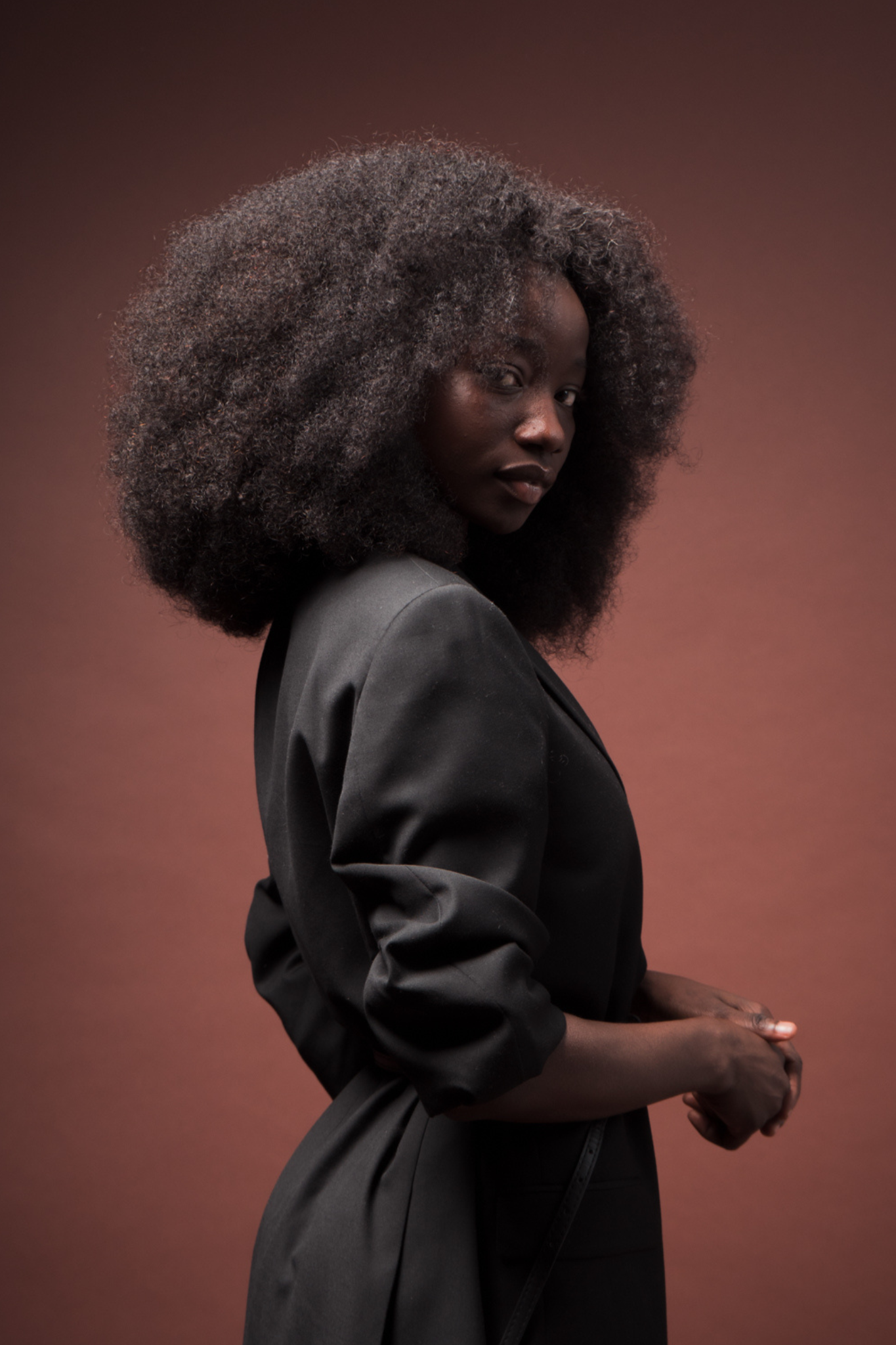Miracana Perruque Premium Rocky Afro Wave Noire Mystérieux
